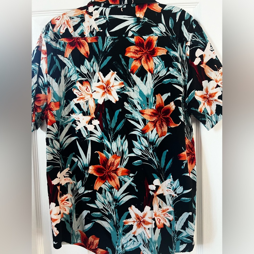 Like new RVCA Aloha Shirt - Picture 4 of 4